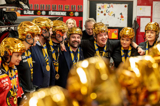 Firande när man samlar hela laget i omklädningsrummet med