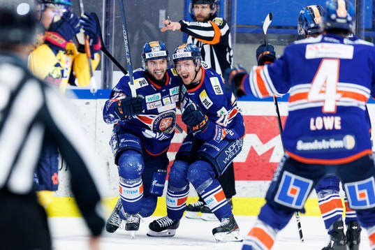 Växjös Tobias Rieder och Joel Kellman jublar