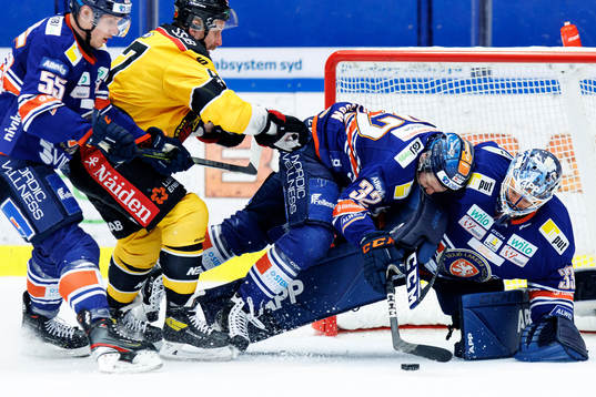 Luleås Leo Komarov oroar framför Växjös målvakt Emil
