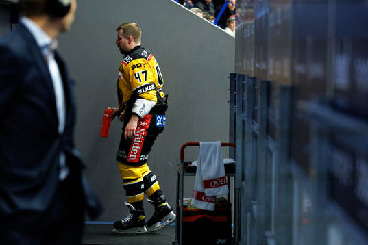 Luleås Leo Komarov lämnar isen