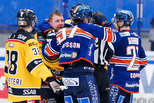 Irriterat mellan Luleås Leo Komarov och Växjös Glenn