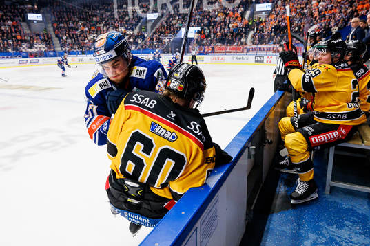 Växjös Glenn Gustafsson tacklar Luleås Julius Honka