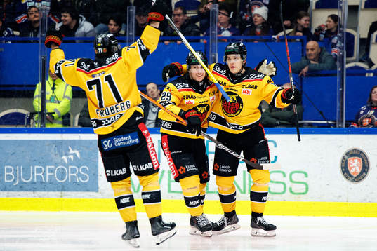 Luleås Erik Gustafsson och Julius Honka jublar