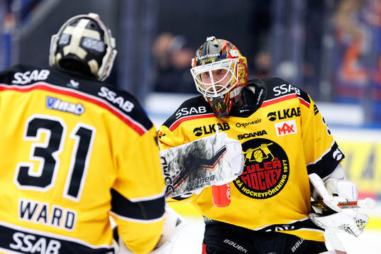 Luleås målvakt Matteus Ward byter med målvakt Joel