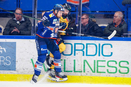 Växjös Glenn Gustafsson tacklar Luleås Jack Connolly