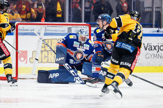 Luleås Julius Honka gör mål 3-2 bakom Växjös målvakt