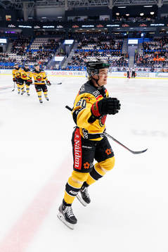Luleås Julius Honka jublar