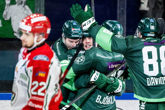 Färjestads Michael Lindqvist jublar med lagkamrater