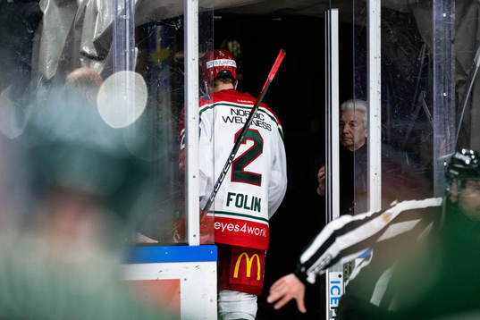 Frölundas Christian Folin lämnar isen