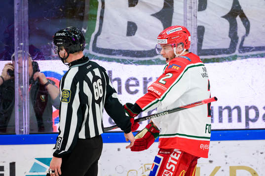 Frölundas Christian Folin åker av isen