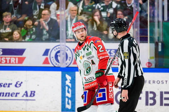 Frölundas Christian Folin åker av isen