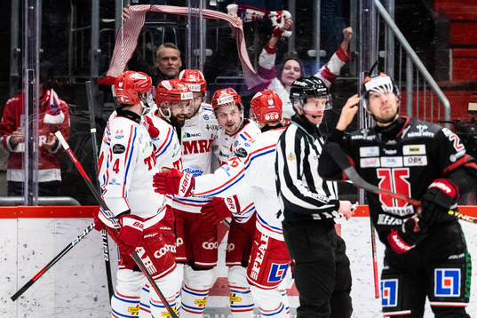 Timrås Jonathan Dahlén jublar med lagkamrater och