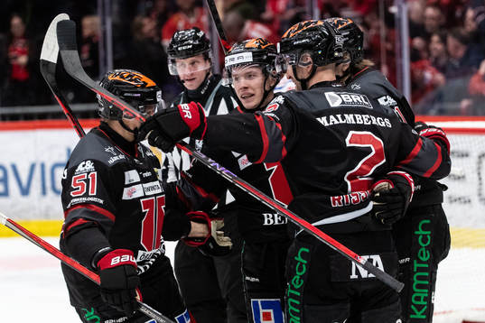Örebros Linus Öberg jublar med lagkamrater
