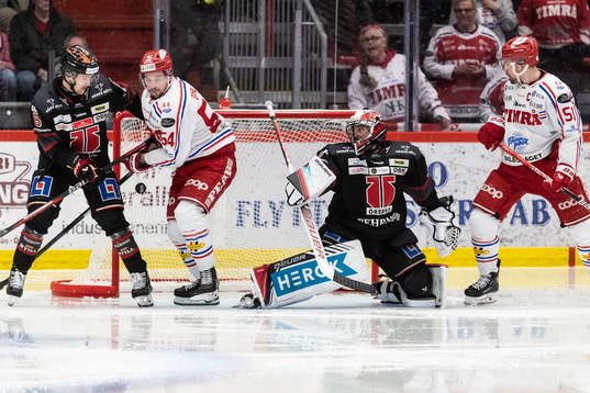 Timrås Elmeri Eronen (ej i bild) gör 3-2 bakom Örebros
