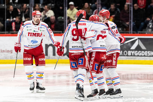 Timrås Elmeri Eronen jublar med lagkamrater