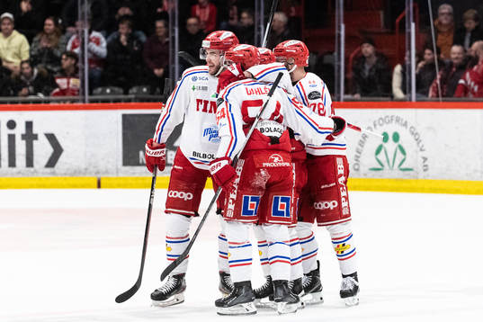 Timrås Elmeri Eronen jublar med lagkamrater