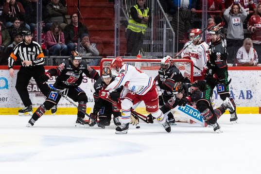 Timrås Elmeri Eronen gör 3-3 bakom Örebros målvakt