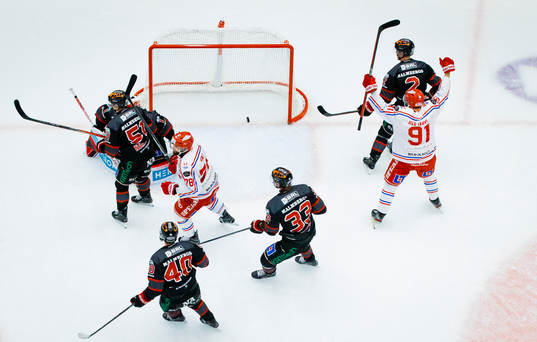 Timrås Robin Hanzl och Magnus Pääjärvi jublar vid 1-1