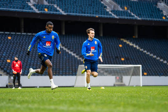 Alexander Isak and Hjalmar Ekdal of the Swedish national