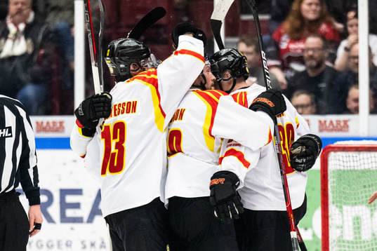 Brynäs Linus Ölund jublar med lagkamrater