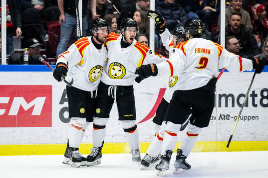 Brynäs Johan Larsson och Oula Palve jublar