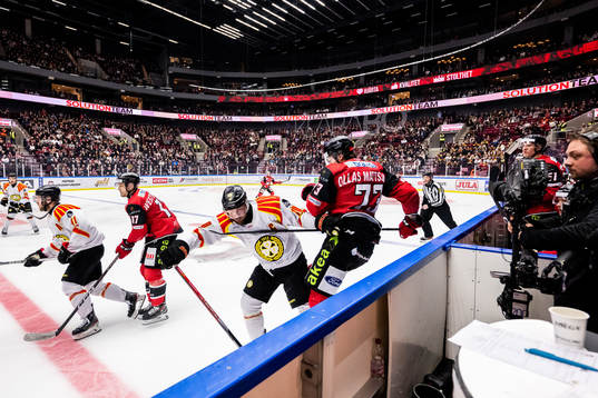 Brynäs Johan Larsson tacklar Malmö Redhawks Adam Ollas