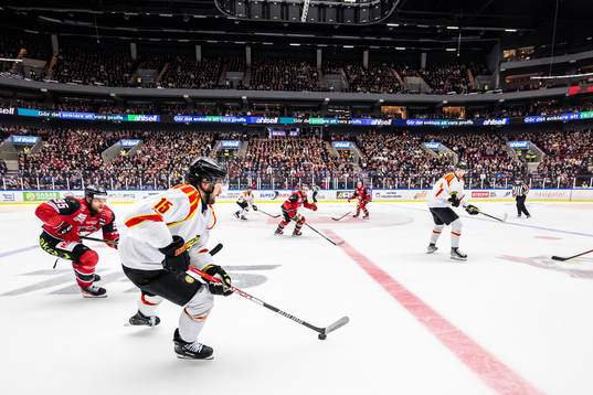 Brynäs Simon Bertilsson och Malmö Redhawks Carl Persson