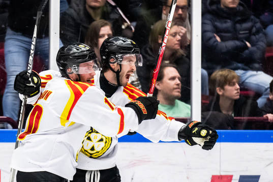 Brynäs Johan Larsson och Oula Palve jublar