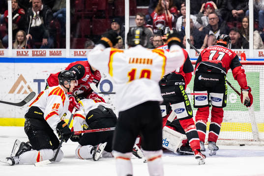 Brynäs Linus Ölund gör 1-1 målet