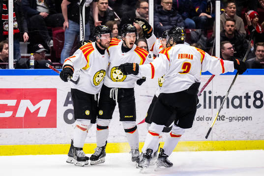 Brynäs Johan Larsson och Oula Palve jublar