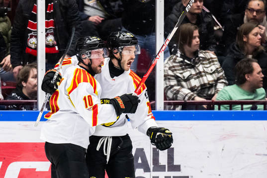 Brynäs Johan Larsson och Oula Palve jublar
