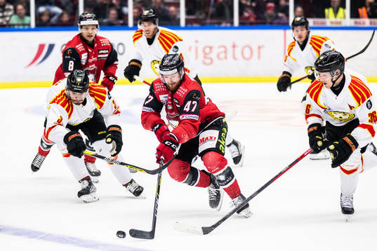 Malmö Redhawks Joakim Ryan mot Brynäs Niklas Friman och