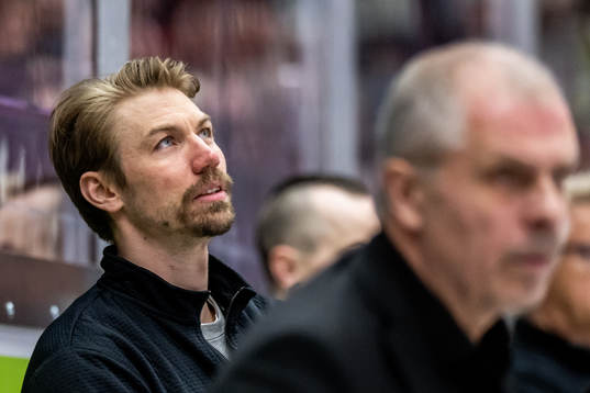 Brynäs skadade spelare Anton Rödin i båset