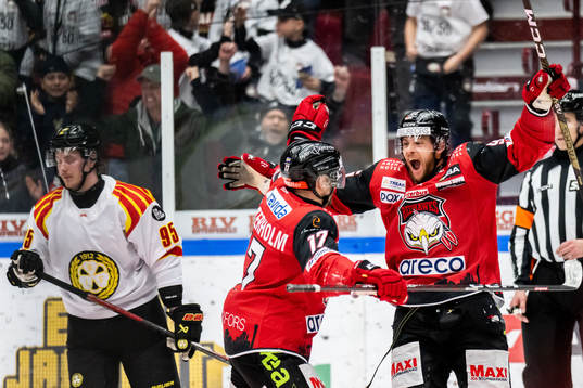 Malmö Redhawks Pathrik Westerholm och Carl Persson jublar