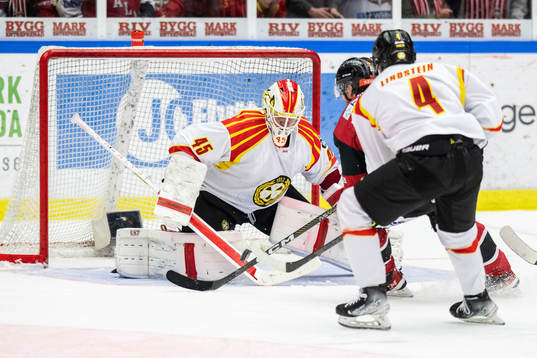 Malmö Redhawks Carl Persson mot Brynäs målvakt Jussi