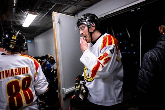 Brynäs Oscar Eklind deppar när han lämnar isen