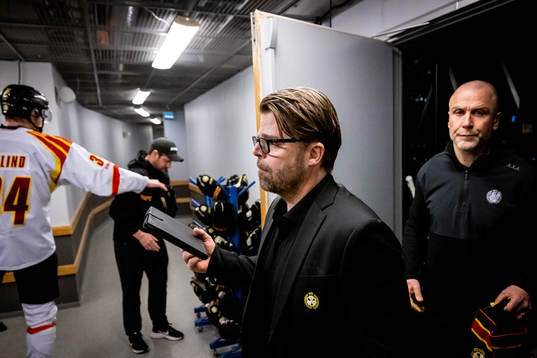 Brynäs tränare Ove Molin deppar när han lämnar isen