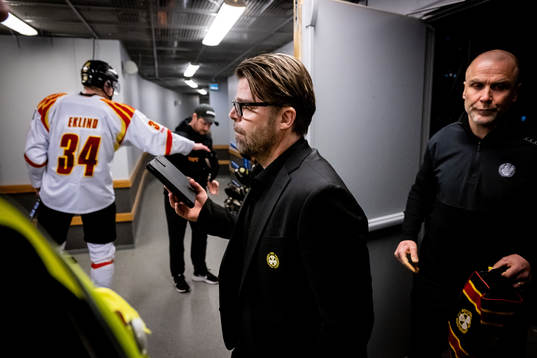 Brynäs tränare Ove Molin deppar när han lämnar isen