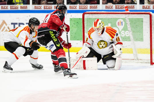 Malmö Redhawks Carl Söderberg mot Brynäs målvakt Jussi