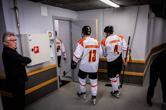 Brynäs Samuel Johannesson och Theo Lindstein lämnar isen