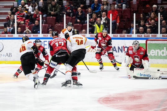 Brynäs Nick Olesen mot Malmö Redhawks målvakt Adam Werner