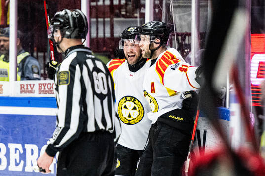 Brynäs Greg Scott jublar med Johan Larsson