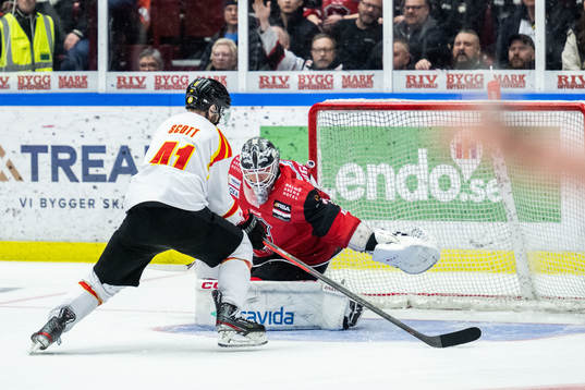 Brynäs Greg Scott gör det matchavgörande 3-4 målet i