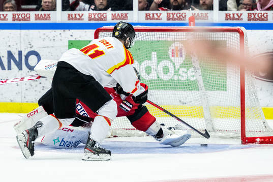 Brynäs Greg Scott gör det matchavgörande 3-4 målet i