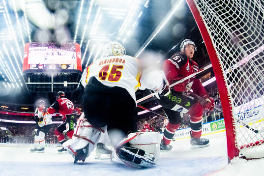 Malmö Redhawks Emil Sylvegård oroar mot Brynäs målvakt