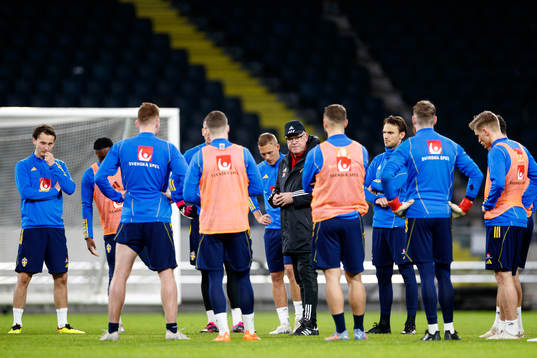Head coach Janne Andersson gather the players