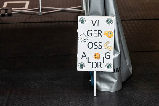 En skylt med texten ”Vi ger oss aldrig”