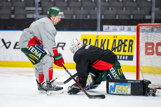 Max Friberg och målvakt Frederik Dichow