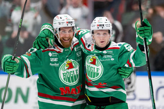 Rögles Vojtech Mozik och Adam Engström jublar