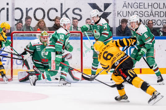 Skellefteås Måns Forsfjäll skjuter in 1-1 målet bakom
